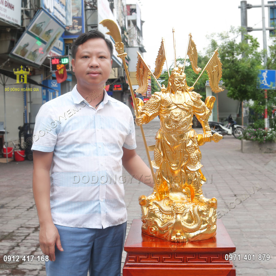 To&agrave;n bộ bề mặt tượng Quan C&ocirc;ng được mạ v&agrave;ng 24K v&ocirc; c&ugrave;ng cao cấp 